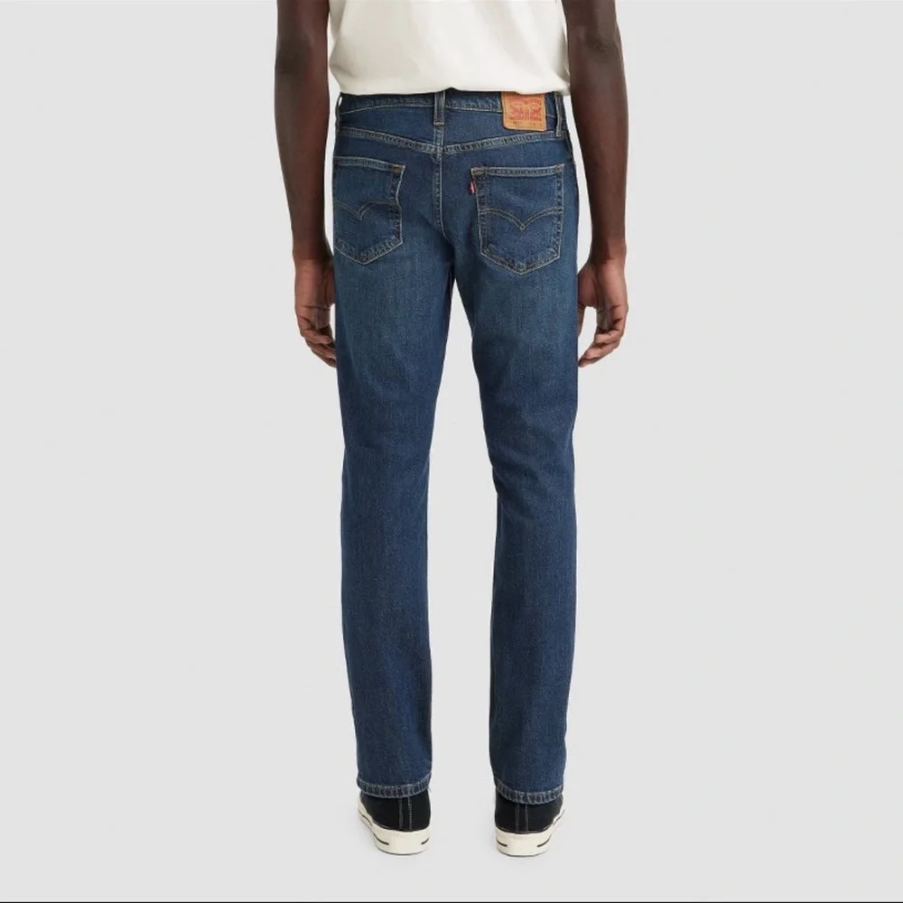 Levis excellent